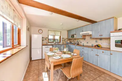 Image de Taylors Copse Cottage by inspirestays. com - a cottage that sleeps 5 guests in 2 bedrooms
