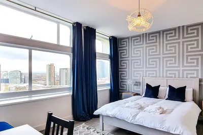 Modern 2-Bed Apartment with 18th Floor View