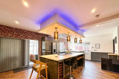 Image de Stylish 5-Bed Home with Drive and Large Garden