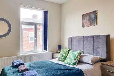 Image de Stylish 4-Bed Home with On-Street Parking