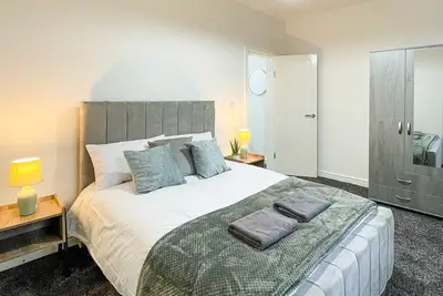 Image de Cosy 4-Bed Home with On-street parking