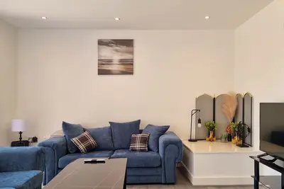 Image de Spacious 4-Bed Home with Parking