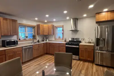 Image de The Luey House on Broadway - under 10 min to Asv