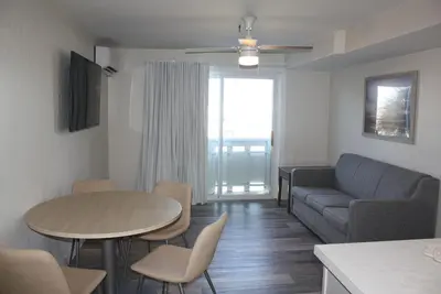 Image de Large 1 Bedroom Condo in Beachfront Property