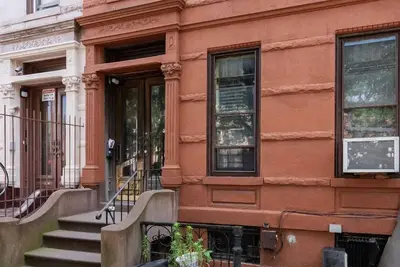 Image de Large bedroom \nLarge living and dining area \nBrownstone house\nVery comfy
