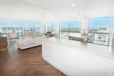 Image de Newly Renovated Penthouse Beach Condo With Beach And Bay Views