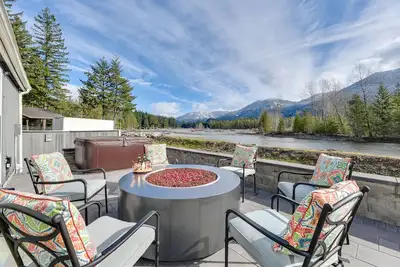 Image de Riverfront Home w/ Deck, Near Mount Rainier!