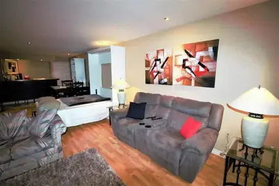 Image de Classy & comfy lower level suite w fireplace/yard. \n