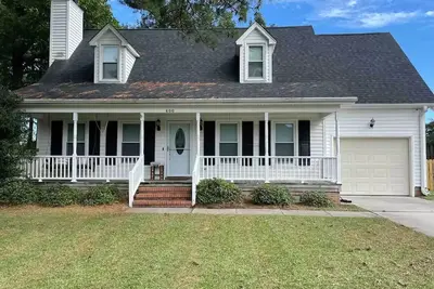 Cape Cod-style Family Home - pet friendly!