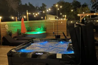 The Craftsman on Clay-4 Blocks to Silos-Backyard Retreat-Hot Tub and Cowboy Pool