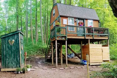 Image de Sis's Treehouse Cozy & Charming located within forests on 26 acres Morgantown Wv