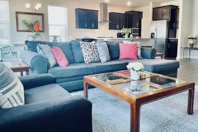 Image de Newly constructed 6 bedroom home