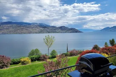 Image de The Peach Sunrise Studio - Panoramic Lake Views!