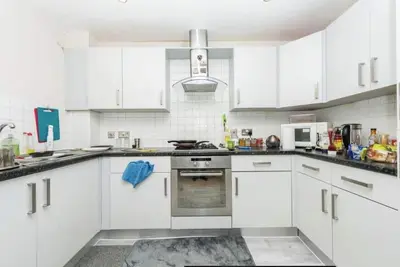 Image de Gated Community. Uncroft Parking. \nwalking Distance to Hatfield Galleria