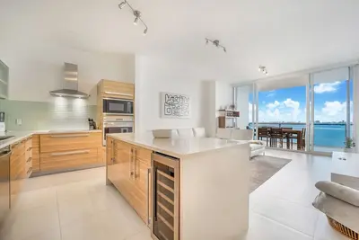 Image de Lunabase ☾ Waterfront Paradise | Luxe Smart Condo