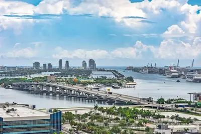 Image de Lunabase ☾ Tropical Refuge |Stunning View | 1br + Den | Parking, Pets