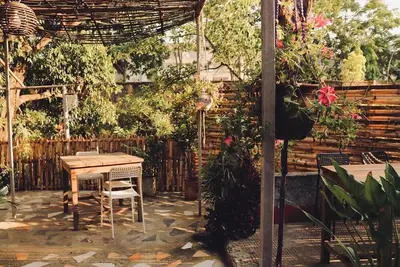 Image de A peaceful retreat, amidst nature and sounds of birds/ artist studio