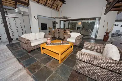 Image de Villa de luxe Karibu avec piscine sur la rivière à Hoedspruit