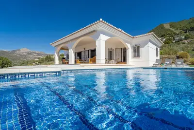 Villa 'Casa Hyam' avec vue sur le lac, piscine privée et climatisation