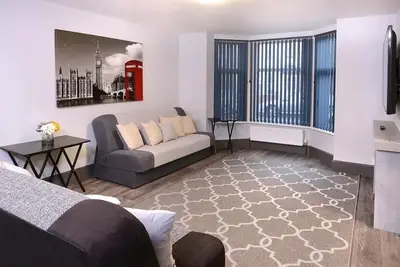 Image de This house is a 4 bedroom(s), 2 bathrooms, located in Southampton, .