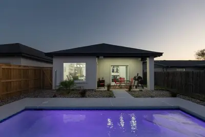 Image de Luxury Pool Oasis w/Tesla Charger*Walk to Hospital