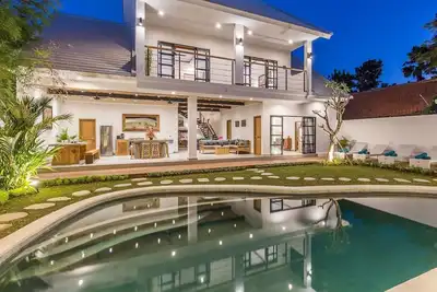 Image de Villa Jamu Brand new 5 bedrooms 700m from beach