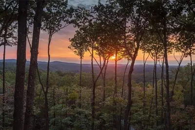 Image de Amber Sunsets dazzles with panoramic views, hot tub luxury, a custom firepit, screened porch, pool table, and pet-friendly hospitality!