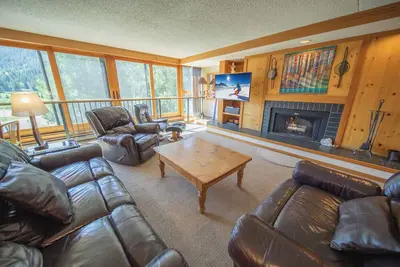 Peaceful Unit Close to Keystone Lake and Hot Tub