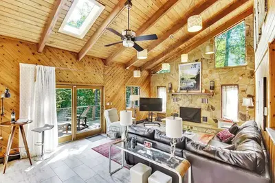 Image de Spacious \"Design Lodge\" In Woods - Bushkill