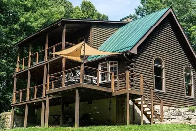 Image de Cozy 2 bedroom cabin nestled in wooded hideaway