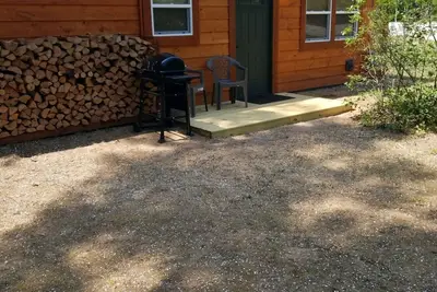 Image de Cozy, open concept barnwood cabin with pool table & shuffleboard near Pm river!