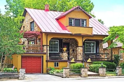 Image de Walk Downtown~Game Room~Gym~Fire Pit~Hammock!