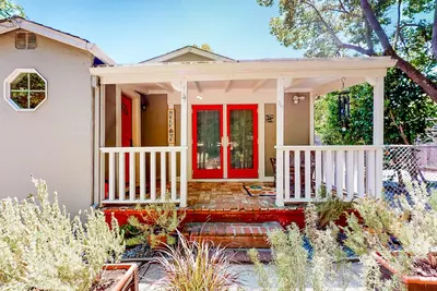 Image de Dog-friendly cottage with porch in quiet neighborhood, close to everything