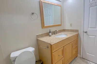 Image de Cozy home conveniently located 7 minutes from the airport