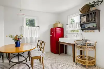 Image de Cozy cottage on Sprawling 55 Acre Horse Farm