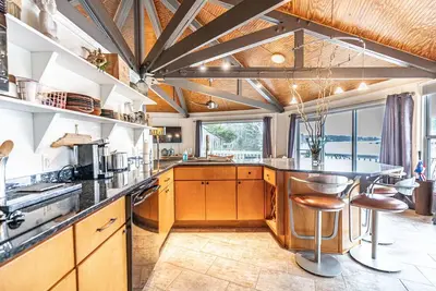 Image de Lakefront Treehouse Retreat in Pinehurst – Perfect for Extended Stays