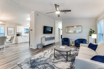 5 min. stroll to Downtown Mckinney! Family & Pet Friendly Cottage