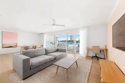 Image de Stunning Waterfront 3-br Haven