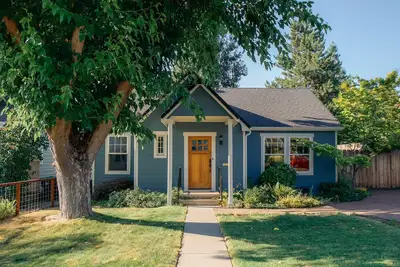 Image de Home in Medford, sleeps 8, 10-min to most places