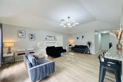 Image de Happy house in the heart of Willowbrook Mall