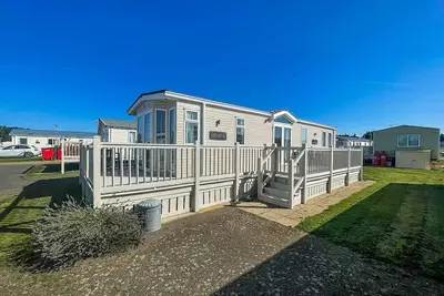 Lovely caravan with decking at Manor Park, near Hunstanton beach ref 23034c