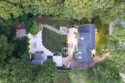 Image de Opulent Haven With Complimentary Beach Parking\n