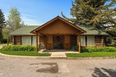 Image de Superior Kitchen cabins with King bed, overlook of lush Bear Creek Meadow