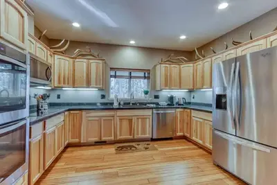 Image de Spacious Three Rivers Lodge✦Fenced. 5 Acre✦Hot Tub\n