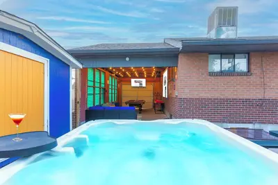 Image de HotTub Theater Gameroom Outdoor PoolTable 420