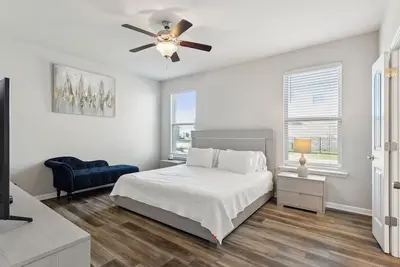 Image de 3 bedroom/2 bath with Water front views