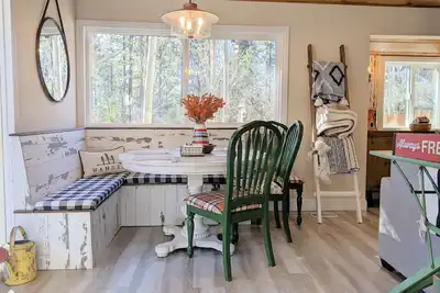 Image de Close to town & Newly Renovated, Large Gated Yard