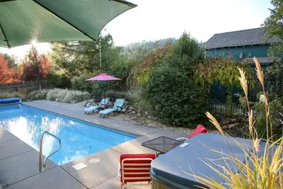 Image de Unique Property: pool, hot tub, gardens, koi ponds, game building!
