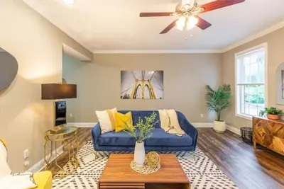 Image de Central Location! Freshly Renovated Townhome