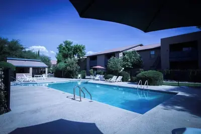 Image de Upscale Condo Completely Renovated